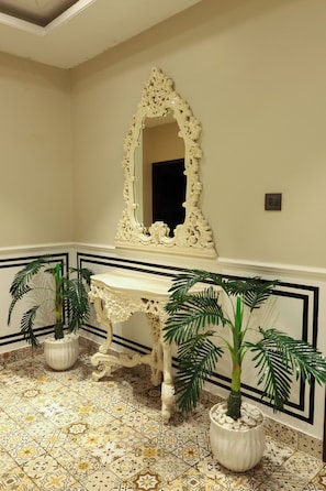 Lobby sitting area - Jaipur Qila-Boutique Hotel and Roof Cafe (Jaipur)
