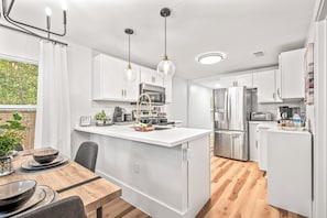 Fridge, microwave, oven, stovetop - Java the Hut: Cozy Retreat in Downtown Pensacola (Pensacola)