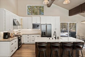 ثلاجة، ميكروويف، فرن، موقد طهي مسطح