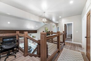 المنشأة من الداخل