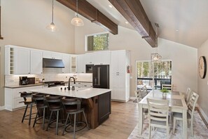 ثلاجة، ميكروويف، فرن، موقد طهي مسطح