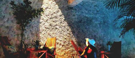 Una piscina techada, una piscina al aire libre