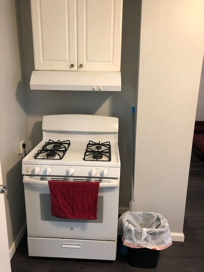 Private 2-bedroom with free parking and direct bus to NYC Manhattan only 2 blocks away