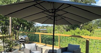 Charming 2-bedroom cottage with access to Pretty Bayou & the Gulf of Mexico.