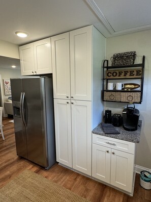 Interior - Charming 2-bedroom cottage with access to Pretty Bayou & the Gulf of Mexico. (Panama City)