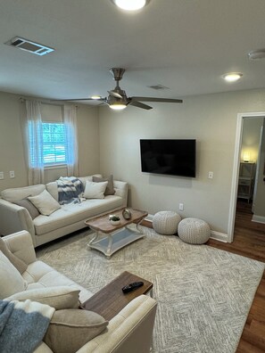Smart TV, fireplace - Charming 2-bedroom cottage with access to Pretty Bayou & the Gulf of Mexico. (Panama City)