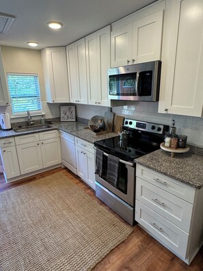 Jääkaappi, mikroaaltouuni, uuni, liesi