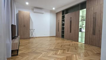 Family Quadruple Room | Minibar, desk, blackout drapes, soundproofing