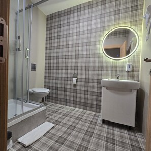 Family Quadruple Room | Bathroom | Free toiletries, hair dryer, towels, soap - Fera (Belgrade)