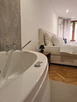 Deluxe Oda | Minibar, masa, güneşlik/perde, ses yalıtımı