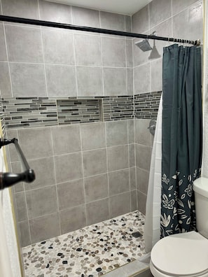 Secadora de cabello, toallas, jabón, shampoo