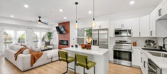 Murphy House Mansion - 6BD Condo w/ 2 King Suites & Free Gated Parking