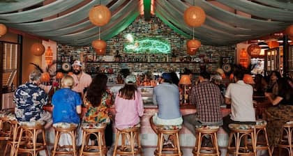 Murphy House Mansion - 6BD Condo w/ 2 King Suites & Free Gated Parking