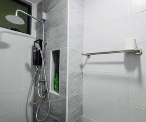Secadora de cabello, bidet, toallas, jabón