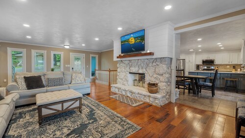 Large Lake Home-New Dock-Close to Shopping and Golf-Middle of Osage