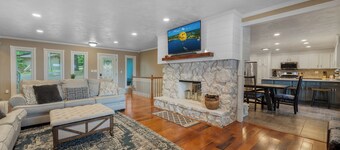 Large Lake Home-New Dock-Close to Shopping and Golf-Middle of Osage