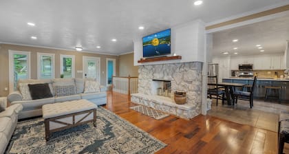 Large Lake Home-New Dock-Close to Shopping and Golf-Middle of Osage