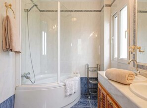 Shower, hair dryer, bidet, towels