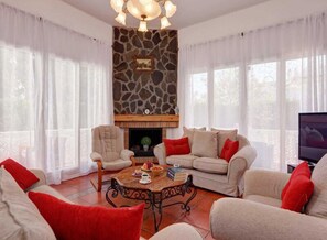 智能電視、乒乓球設施、書籍