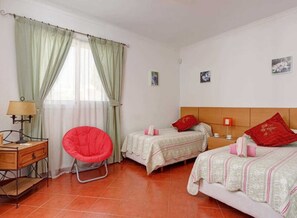 4 chambres, coffres-forts dans les chambres, fer et planche à repasser