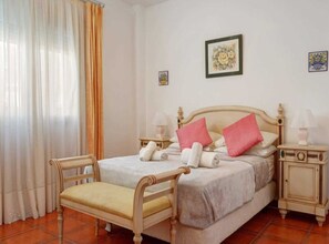 4 soverom, safe på rommet, strykejern/-brett og reiseseng for barn