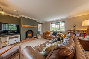 TV, fireplace - Scarrowbeck House, Hanworth, Cromer, Norfolk (Hanworth)