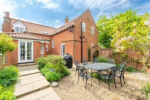 Outdoor dining - Scarrowbeck House, Hanworth, Cromer, Norfolk (Hanworth)