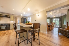 Microwave, dishwasher, coffee/tea maker, high chair - Scarrowbeck House, Hanworth, Cromer, Norfolk (Hanworth)