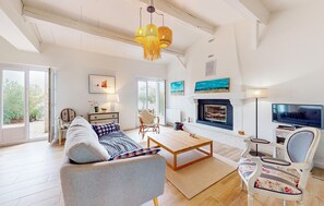 TV, fireplace - 3 bedroom stunning home in L'épine (L'épine)