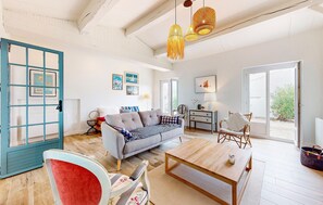 TV, fireplace - 3 bedroom stunning home in L'épine (L'épine)