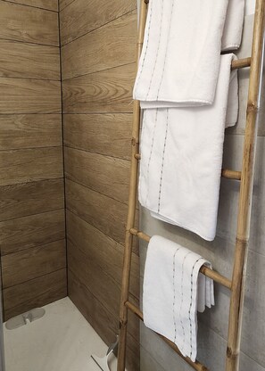 Dusche, Haartrockner, Handtücher, Seife