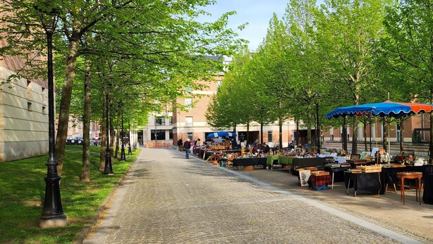 An outdoor market with tables and chairs, surrounded by trees and buildings. - Elegant duplex, 75 meters from the Cathedral. Tourist or business stays (Amiens)