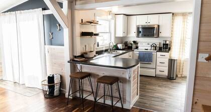 *New Listing* Charming, Year Round Lake Front Camp