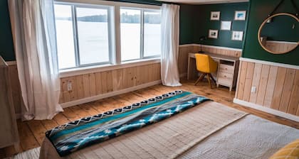 *New Listing* Charming, Year Round Lake Front Camp