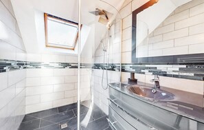 Shower, hair dryer - Stunning home in Rubercy with sauna (Rubercy)
