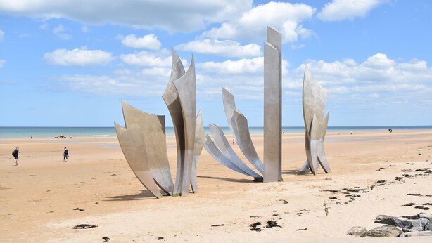 A beach with abstract metal sculptures and a clear sky. - Beautiful home in Rubercy with sauna (Rubercy)