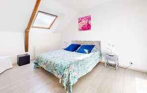 5 bedrooms, travel crib, free WiFi, bed sheets