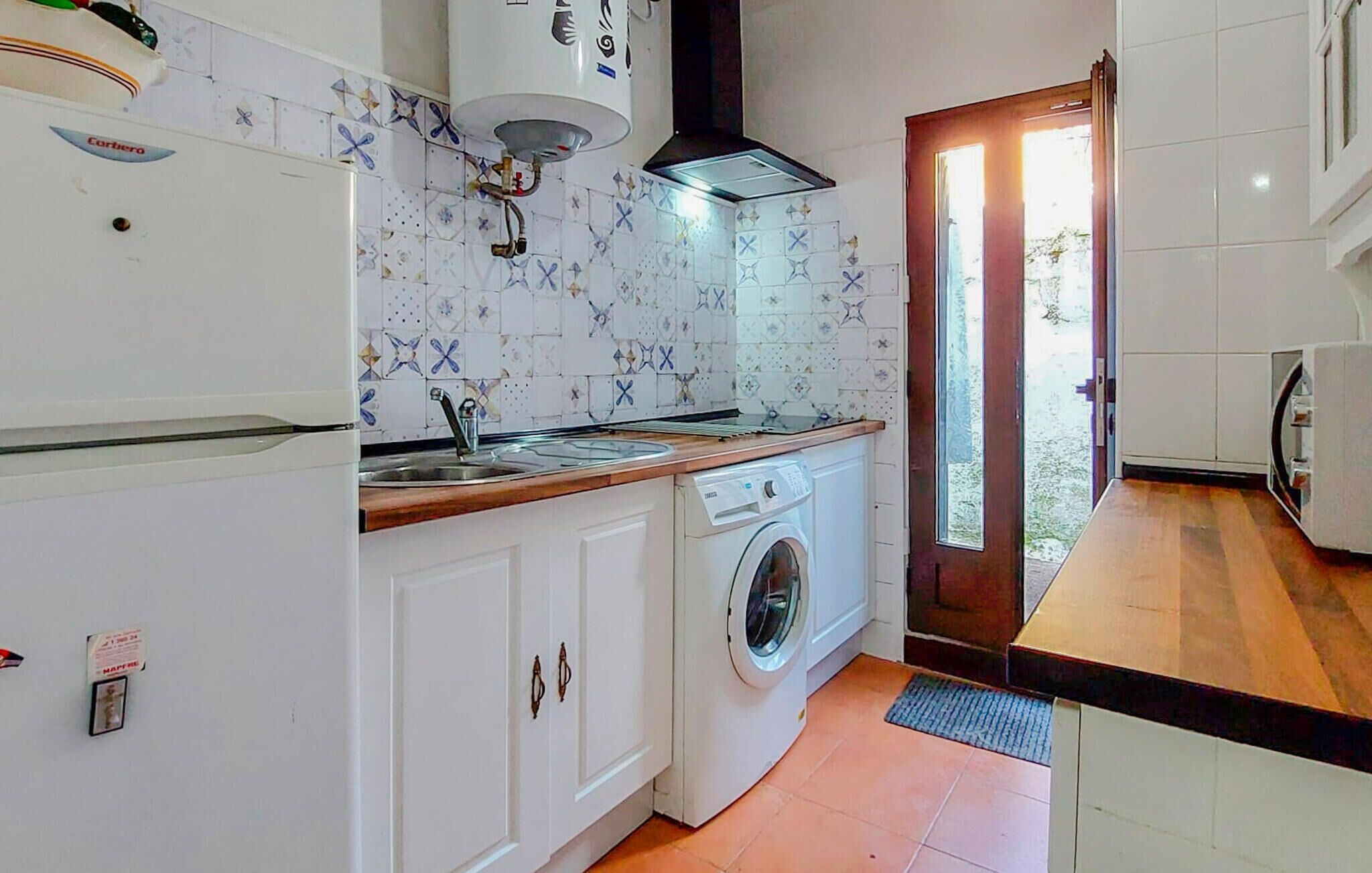 Een koelkast, een kookplaat