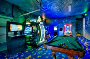 Game room - 2xSide-by-side,Bowling, 1GB wifi, videowall TV, ensuites, space-wonder, sleep 76 (Kissimmee)