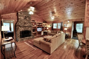 Smart TV, fireplace - Trails End, your own private retreat in the Smokies! (Townsend)
