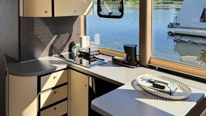 Une cuisine moderne avec vue sur un lac et un bateau.
