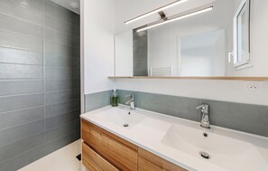 Shower, hair dryer - Amazing home in Saint-Méloir-des-Ondes (Saint-Méloir-des-Ondes)