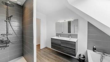 Douche, sĂšche-cheveux