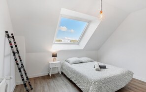 5 bedrooms, travel cot, free WiFi, bed sheets - Amazing home in Saint-Méloir-des-Ondes (Saint-Méloir-des-Ondes)