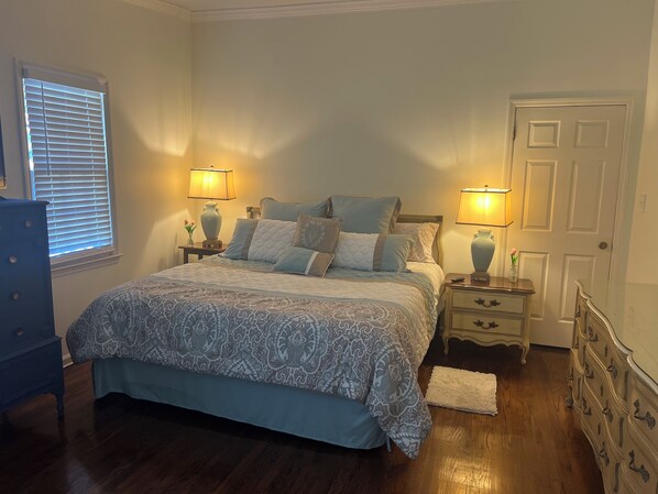 4 bedrooms, iron/ironing board, WiFi, bed sheets