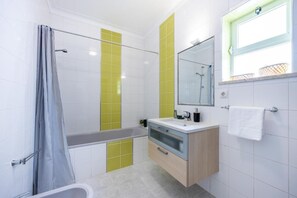 Shower, hair dryer, bidet, towels - Casa Timor - Perfect Stay for Exploring Lagos & Algarve (Lagos)