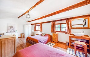 3 chambres, fer et planche à repasser, lit parapluie, Wi-Fi gratuit