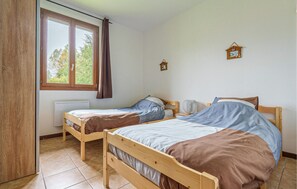 4 bedrooms, iron/ironing board, free WiFi