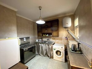 Private kitchen - Spacious 2 Bedroom, 4 Beds with Wifi, ACs and Garden View (Cairo Governorate)