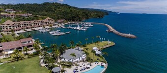 Charming Apartment in Puerto Bahía The Bannister with Balcony and Sea View.
